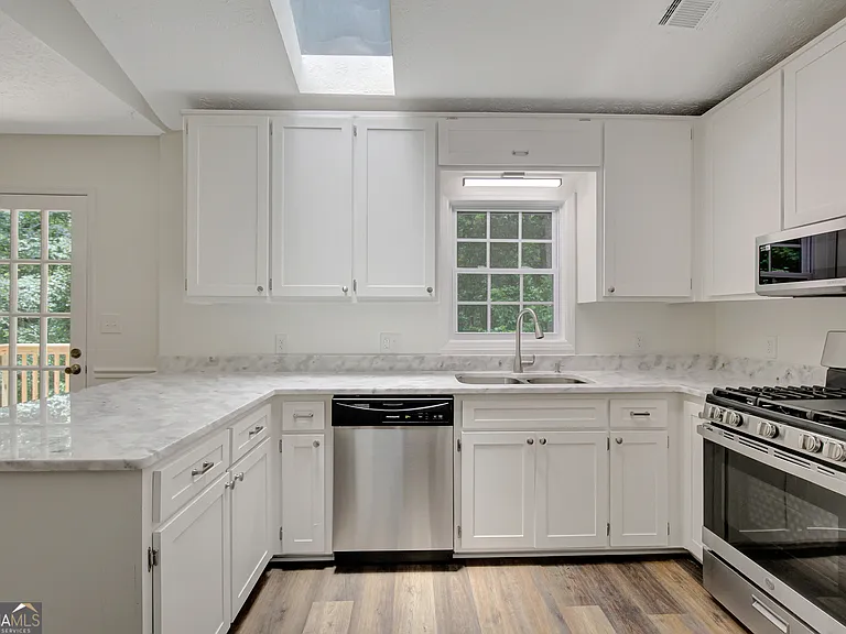 220 Fontaine Way — Photo 9