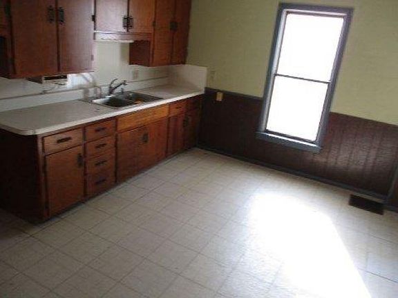 3rd image of 118 Elm St