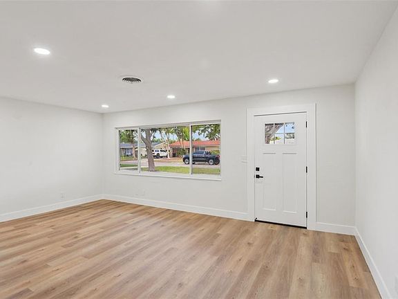3rd image of 920 43RD AVENUE NE