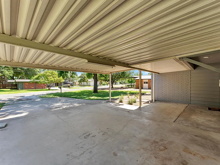 1803 Bluebonnet Ln — Photo 33
