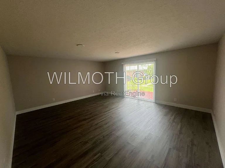939 W McKay Rd — Photo 3