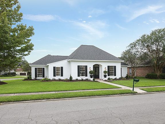 3rd image of 201 Spyglass Ln