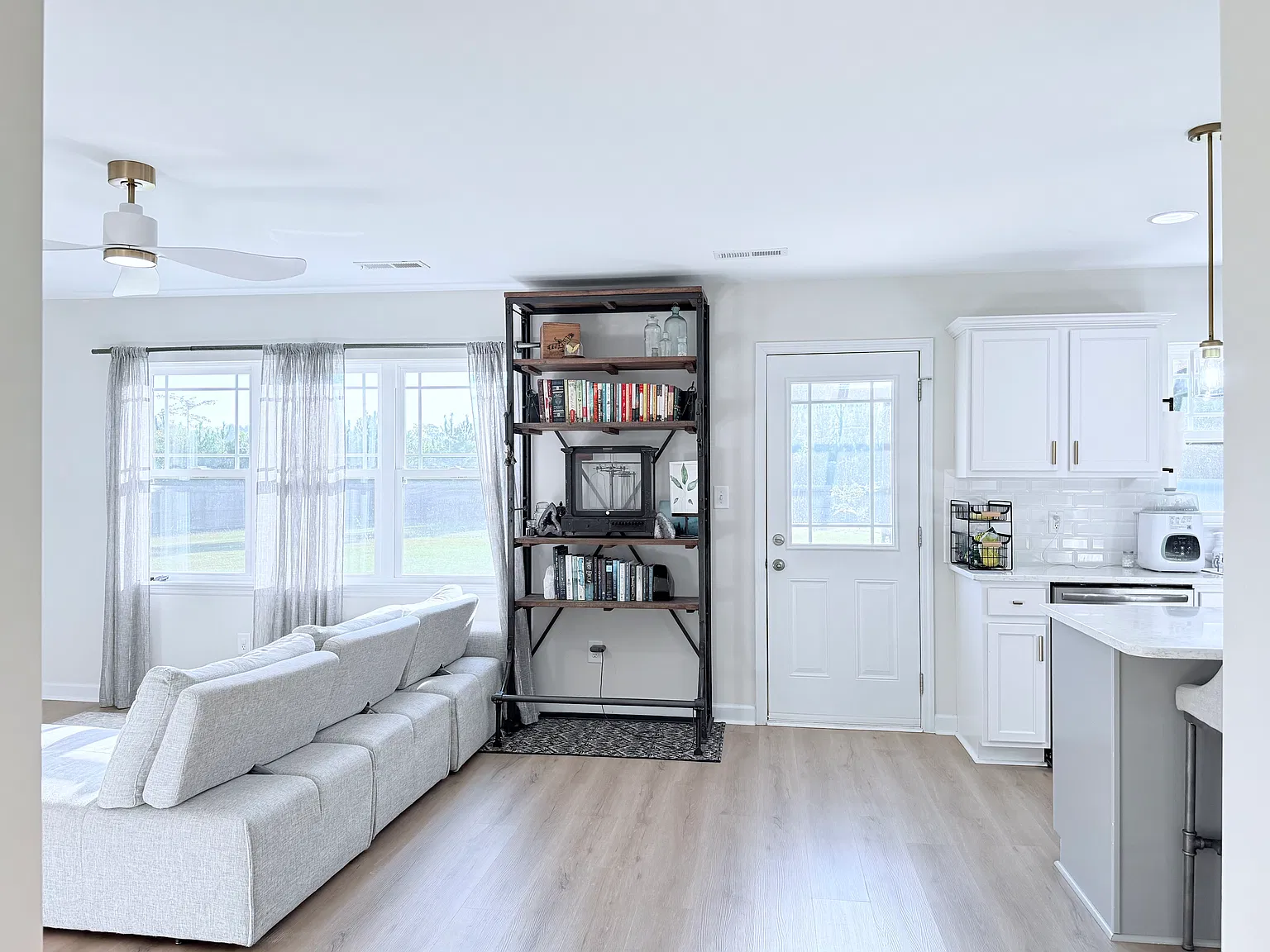 3 bed, 2.5 bath, 1696 sqft, $2,600 — Photo 4