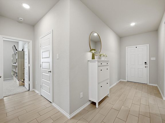 5th image of 924 Ravenwood Ln