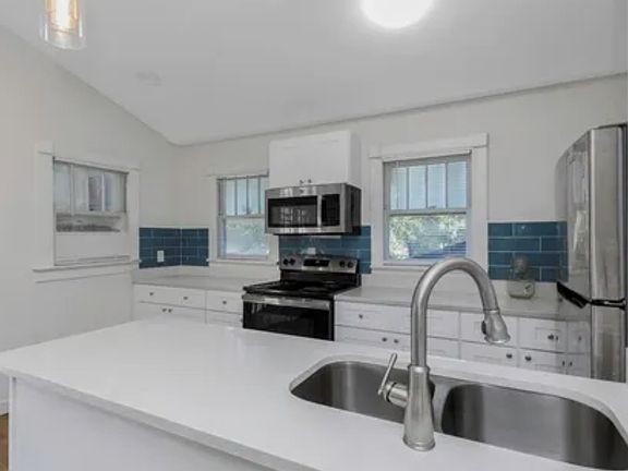 4th image of 210 E Plymouth St #B