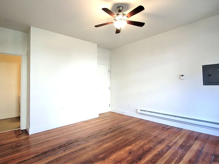2046 Franklin Ave E — Photo 11
