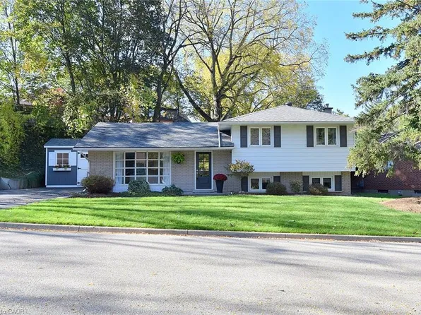 6 Bendemeer St, Hamilton, ON L9H 3P1