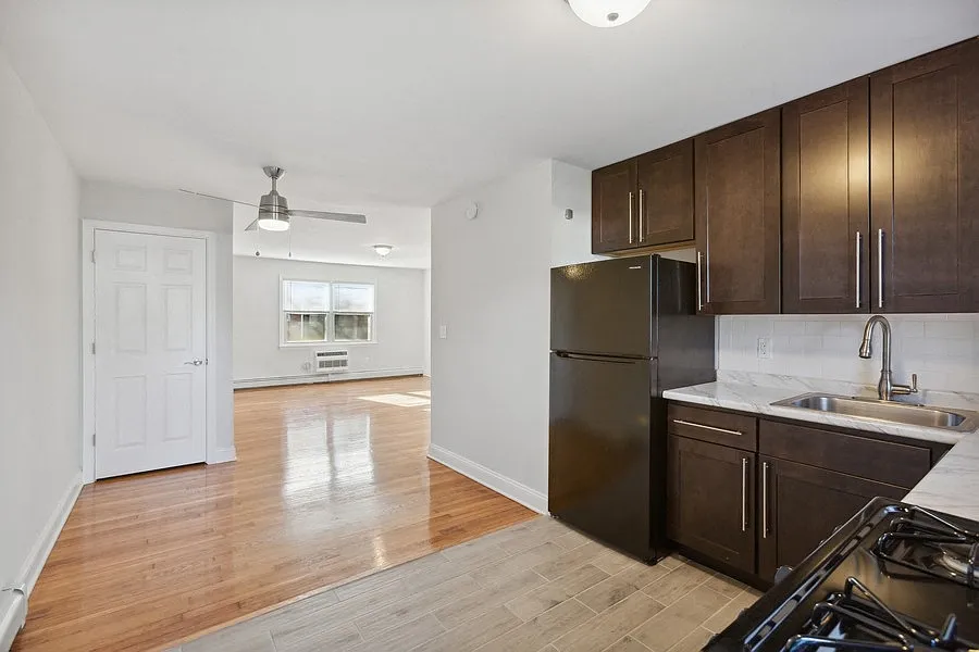 Sherwood Court Apartments — Photo 2