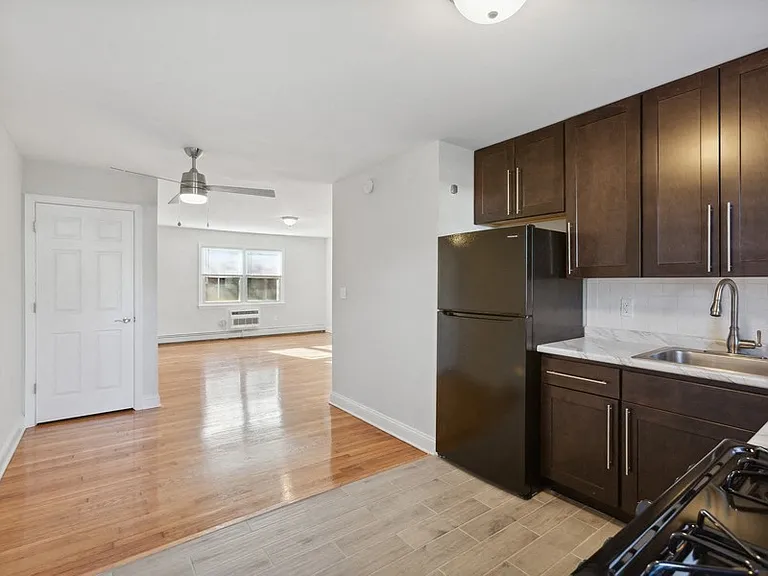 Sherwood Court Apartments — Photo 2
