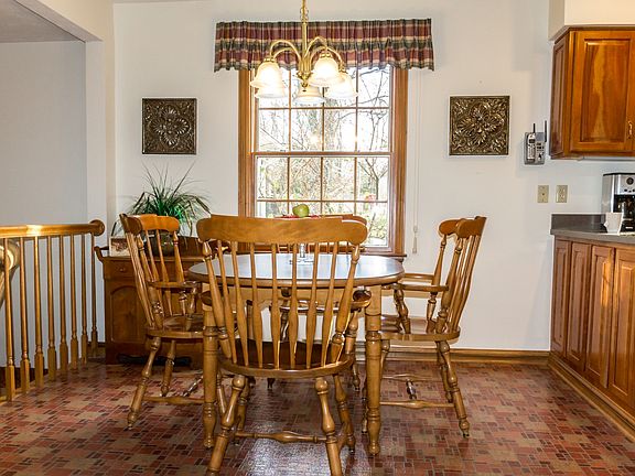 5th image of 132 Savern Pl