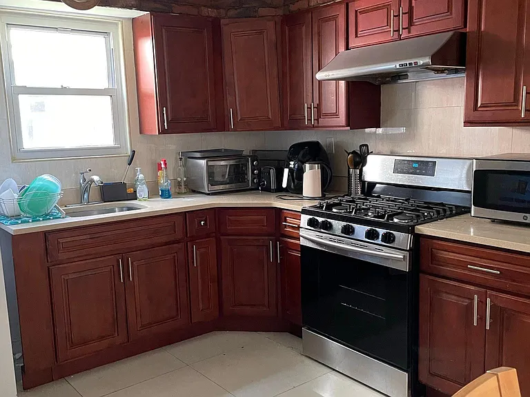 17333 Grand Central Pkwy — Photo 2