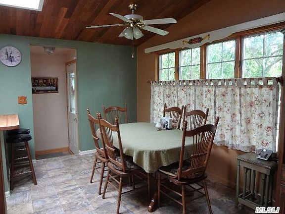 4th image of 18 Kayron Dr