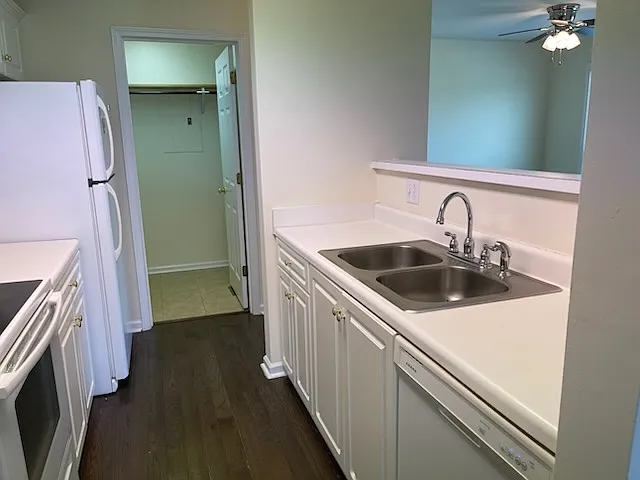 902 Nottingham Dr — Photo 7