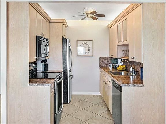 3rd image of 4013 Exeter Dr #A