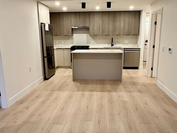 3rd image of 111 Buller St #102