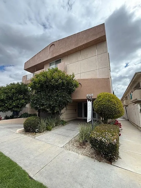 Building Photo - 4328 Mammoth Ave #201