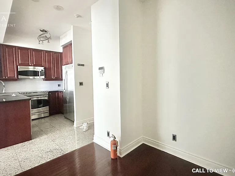 1910 Lake Shore Blvd W #9 — Photo 2