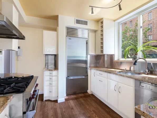 139 East 63rd Street 3B image 3 of 6