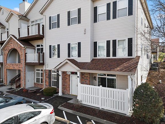 2nd image of 1275 Gardens Circle Dr #J