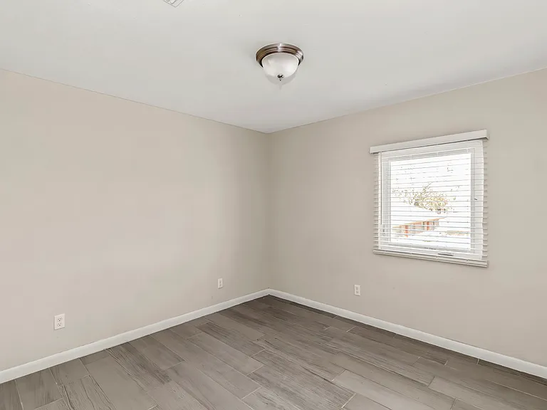 617 E Washington St — Photo 7