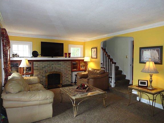 3rd image of 366 E 270th St