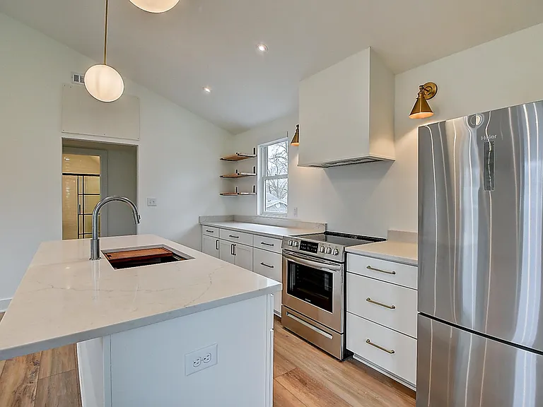 1220 E 9th St — Photo 11