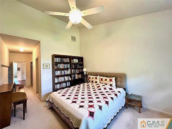 4th image of 802 Schindler Dr N
