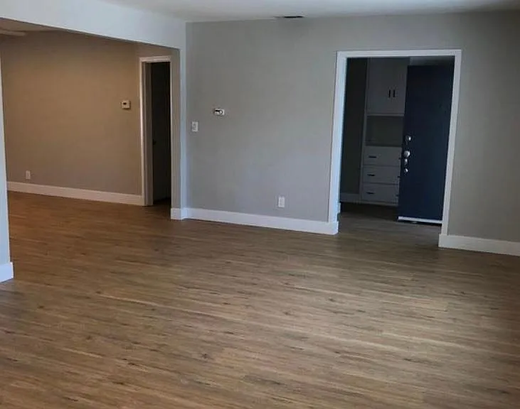 413 W Acacia Ave — Photo 3