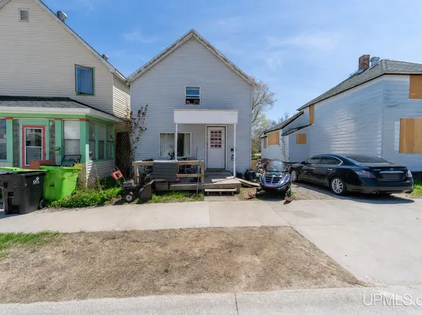 115 Chestnut St, Munising, MI 49862