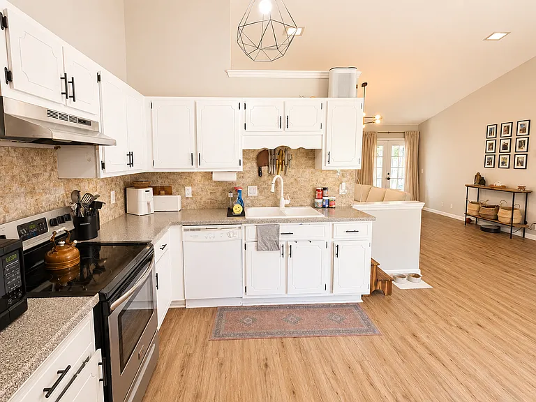 109 Almond Cir — Photo 10