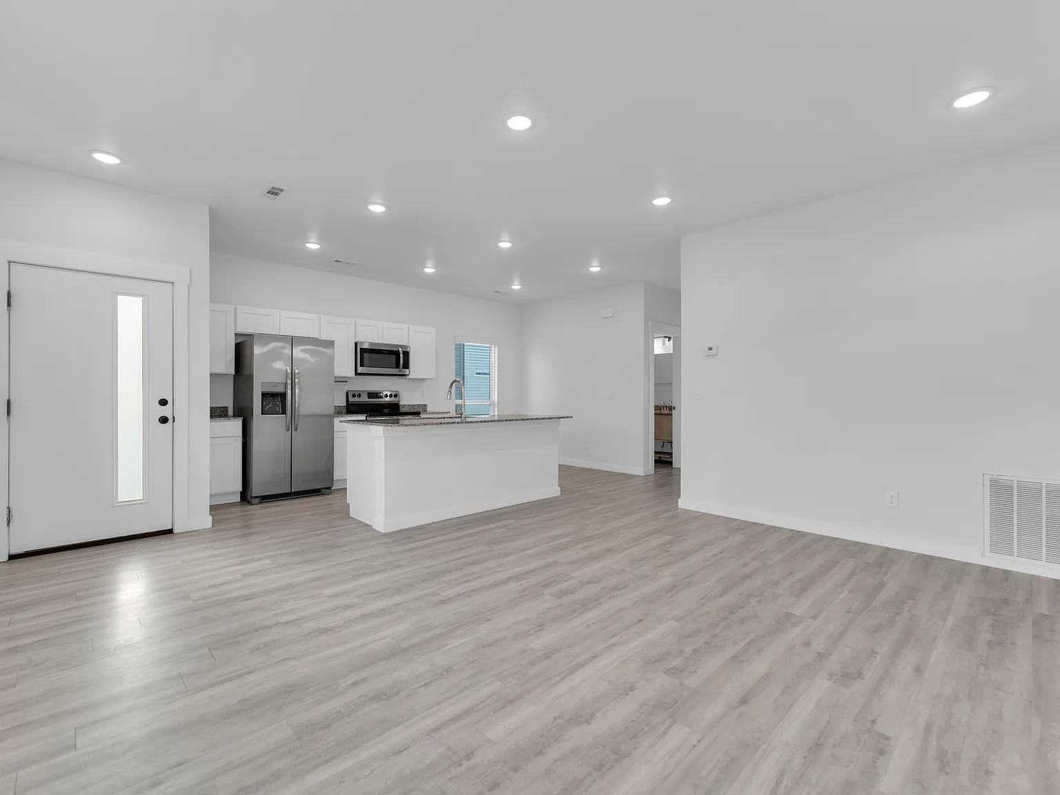 3 bed, 1100 sqft, $1,700 — Photo 3