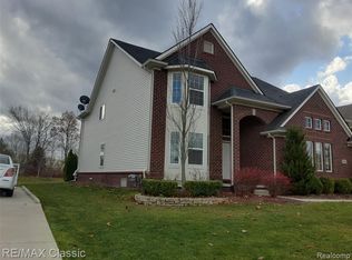824 Glen Meadows Dr #18, South Lyon, MI 48178