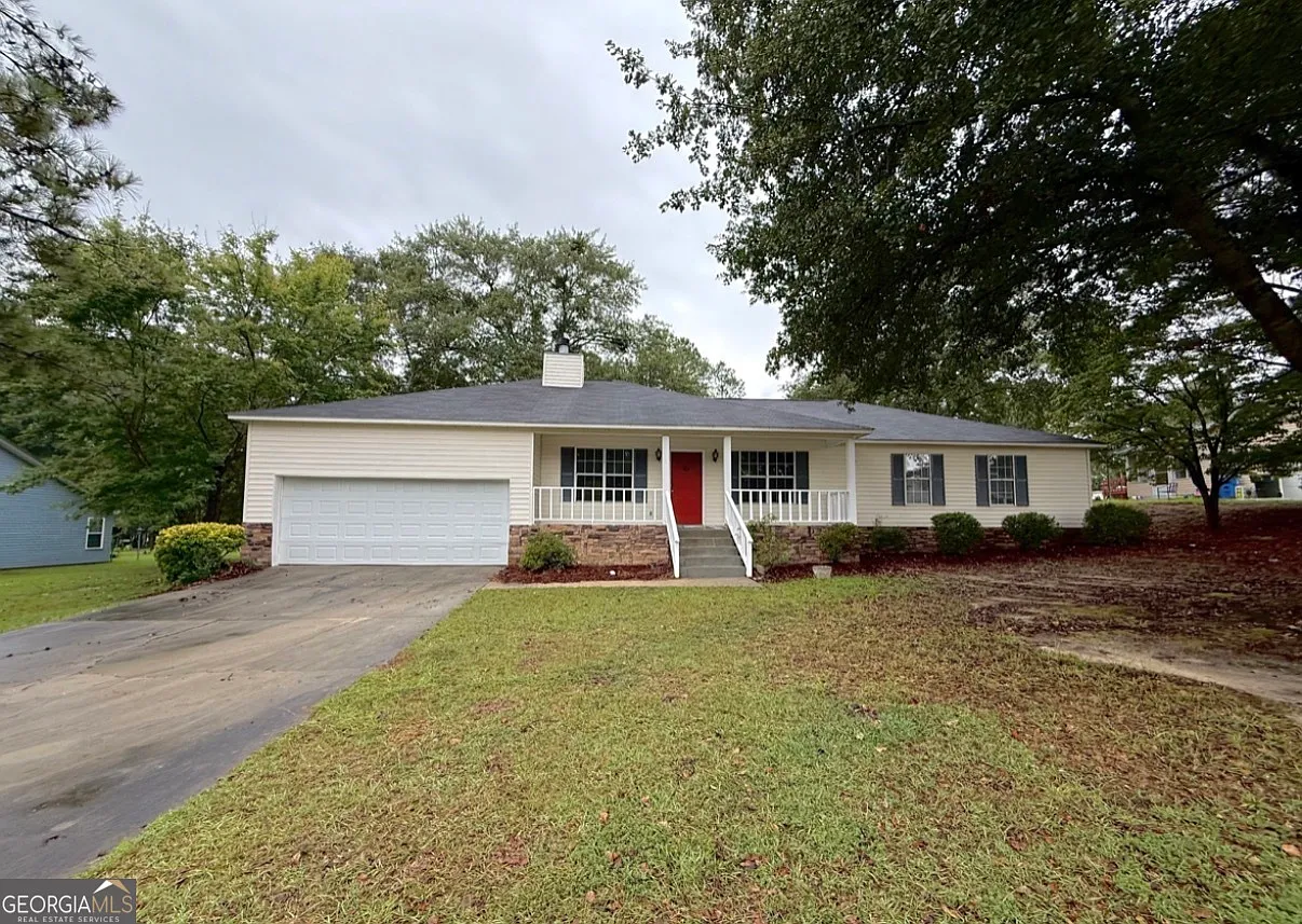 3 bed, 2.0 bath, 2090 sqft, $2,200 — Photo 2