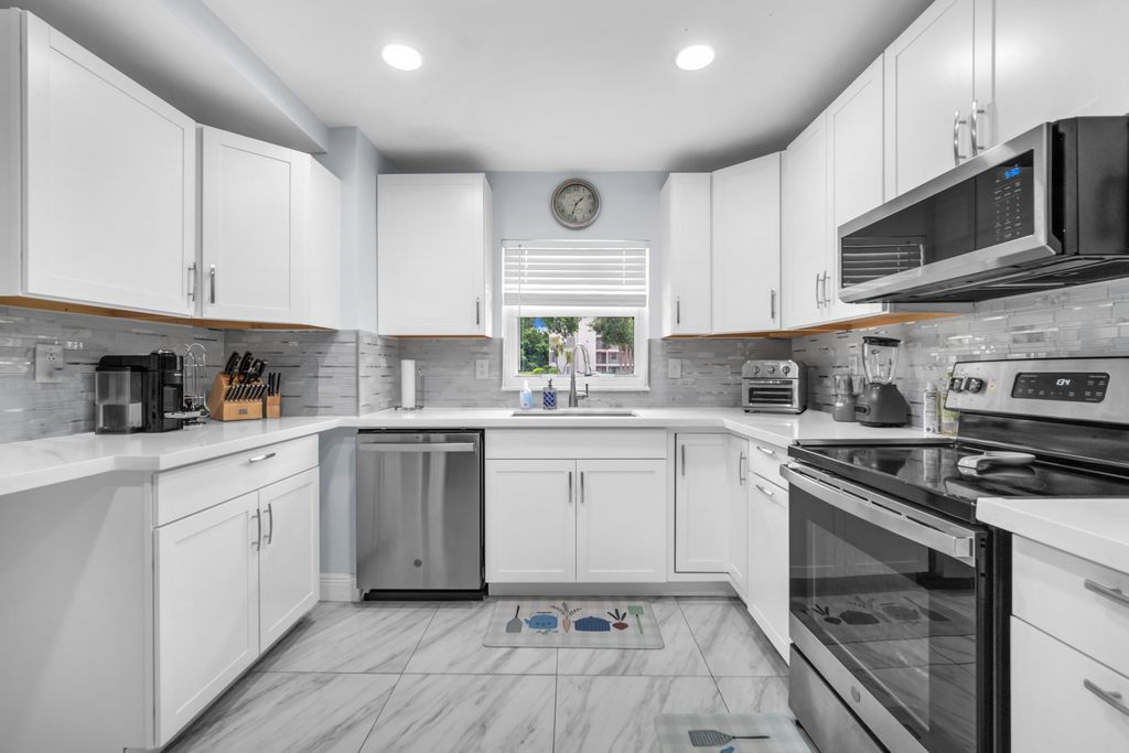3119 N PALM AIRE Drive #3119, photo 9