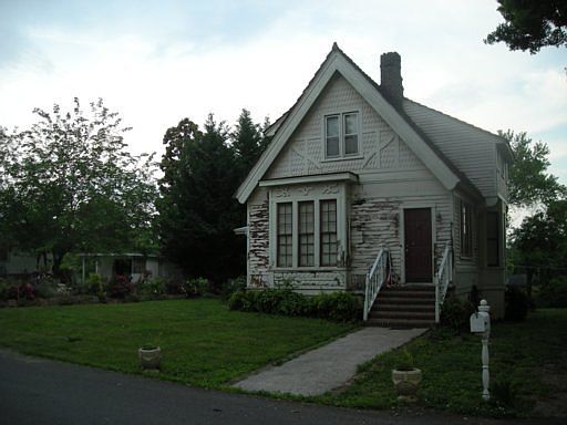 1st image of 412 NE Midlake Dr