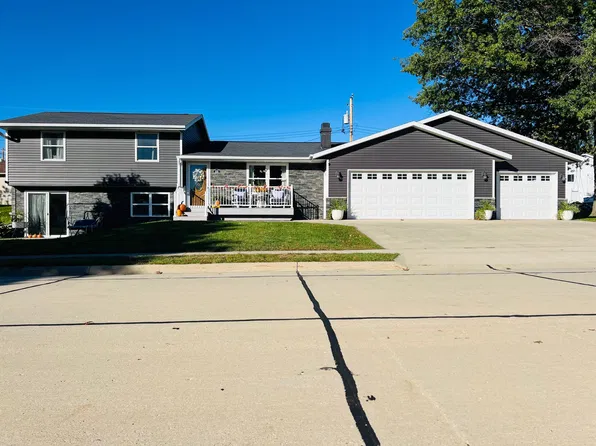 103 Kellie Ct SW, Epworth, IA 52045