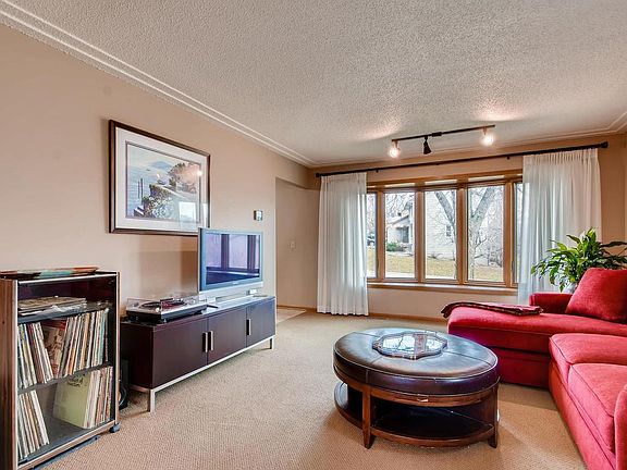 5th image of 1409 Rushmore Dr