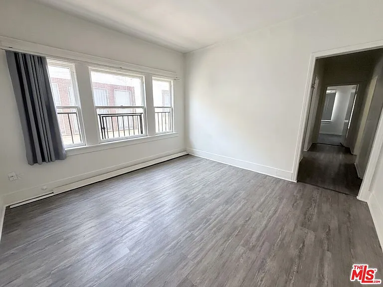 881 W 23rd St — Photo 2
