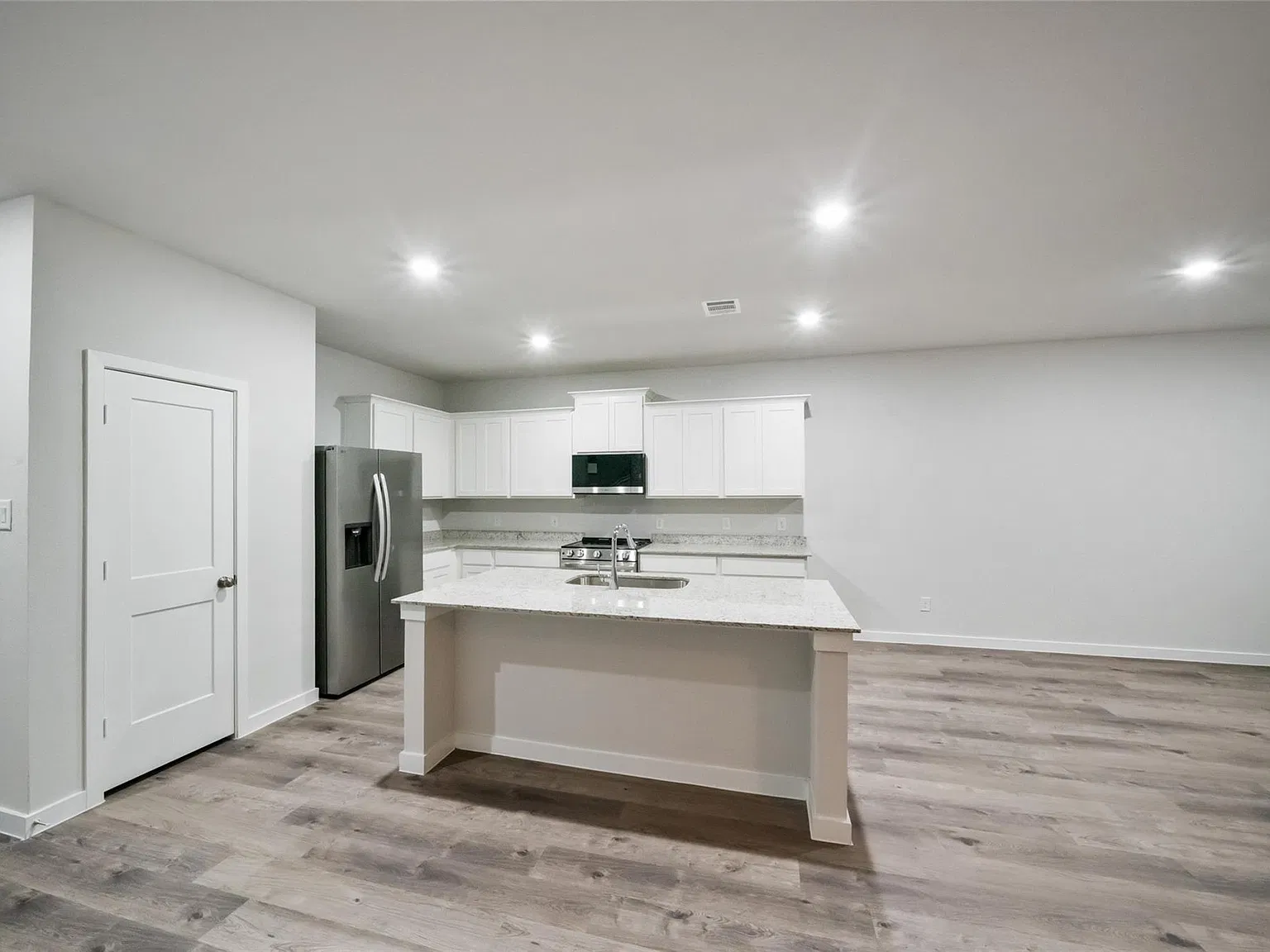 4 bed, 2.5 bath, 2797 sqft, $2,200 — Photo 3