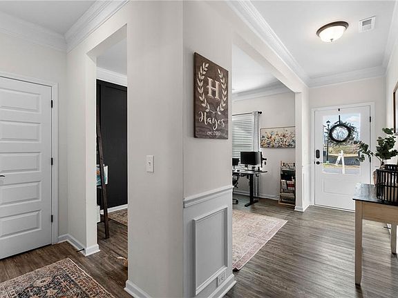 5th image of 102 Royal Oak Dr NE