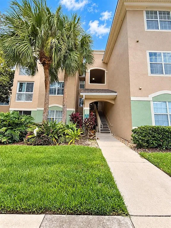 3 bed, 2.0 bath, 1351 sqft, $2,100 — Photo 2