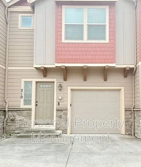 219 N 33rd Ct — Photo 2