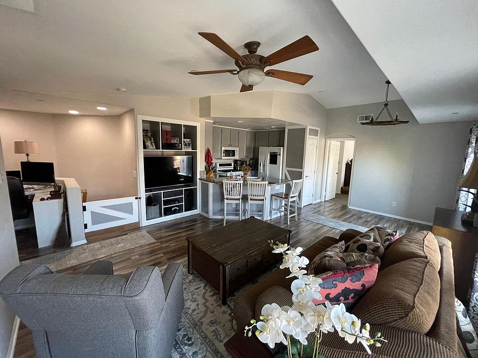 Large open concept family/dining/kitchen