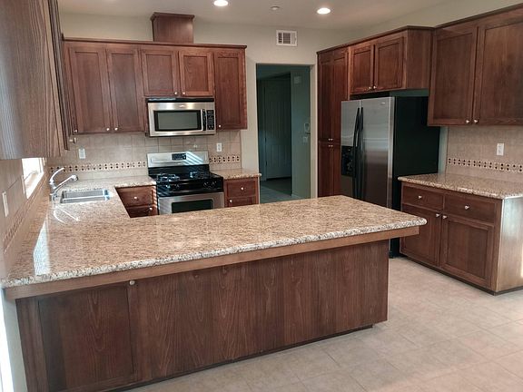 3rd image of 401 Toyon Ln