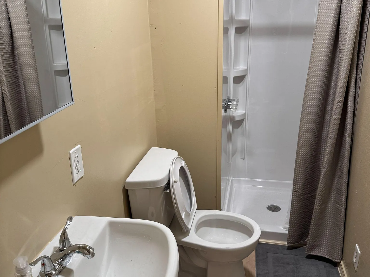 4 bed, 2.0 bath, 1100 sqft, $841 — Photo 2