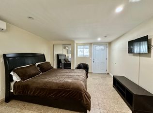 20425 Aetna St, Woodland Hills, CA 91367