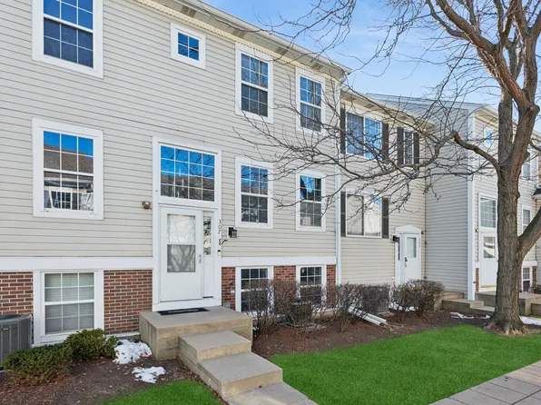 307 E Victoria Cir, North Aurora, IL 60542