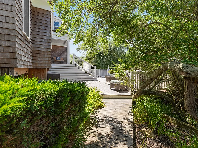 329 Dune Rd — Photo 7