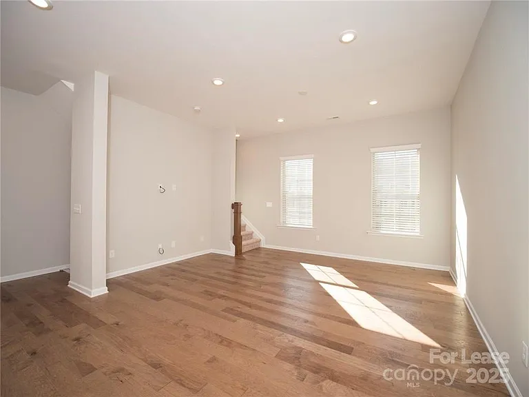 1139 Doveridge St — Photo 3