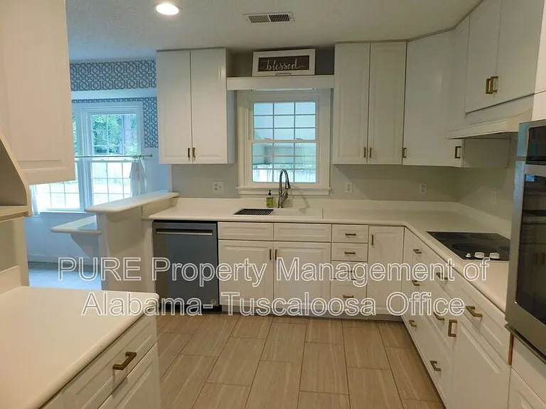 1213 Heritage Ln — Photo 12